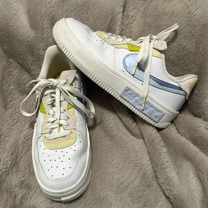 Nike Air Forces
Women’s size 8
White/blue lightly worn (5x)